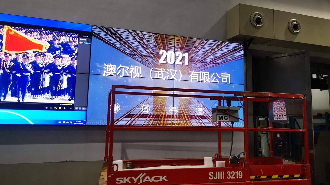 液晶拼接屏交付中铁电气局(图1)