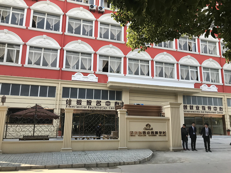 某西点西餐学院液晶拼接屏(图1)